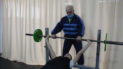Спортсменка малює картини і займається пауерліфтингом Спортсменка малює картини і займається пауерліфтингом