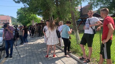 У Косові люди через загибель дівчинки протестують біля поліції У Косові люди через загибель дівчинки протестують біля поліції