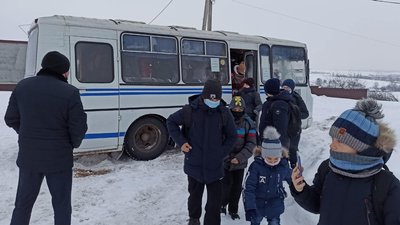 Зі снігового замету на Волині дістали шкільний автобус з дітьми