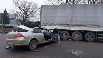 На Харківщині водій легковика загинув у зіткненні з вантажівкою