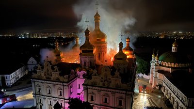 Успенський собор Києво-Печерської Лаври горить після російської атаки 15 червня 2026 року