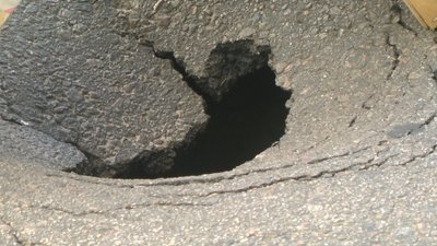 На центральному проспекті Запоріжжя після дощів провалився асфальт На центральному проспекті Запоріжжя після дощів провалився асфальт