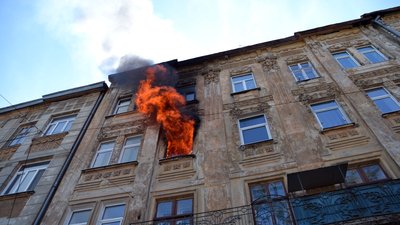 У Львові сталася пожежа в багатоповерхівці: що відомо