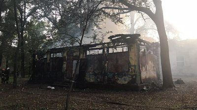 У парку в Одесі зайнялася покинута будівля У парку в Одесі зайнялася покинута будівля