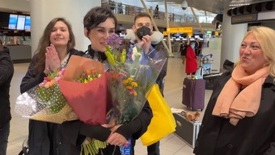 В аеропорту Амстердама українці з квітами та подарунками проводжали гурт "Go_A" В аеропорту Амстердама українці з квітами та подарунками проводжали гурт "Go_A"