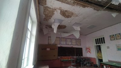 Майже сотня розбитих вікон та зруйнований дах. Мешканці села на Сумщині розказали, як росіяни обстріляли школу