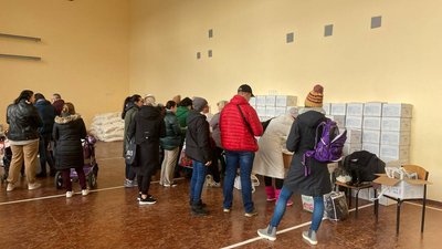 У Щербанівській громаді на Полтавщині переселенцям видають набори з осіннім одягом для дітей У Щербанівській громаді на Полтавщині переселенцям видають набори з осіннім одягом для дітей