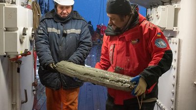 Вперше за 20 років. Науковці криголаму "Ноосфера" відібрали проби донних відкладів в океані Вперше за 20 років. Науковці криголаму "Ноосфера" відібрали проби донних відкладів в океані