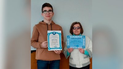 Вчителька інформатики Наталія Яременко разом зі своїм учнем Артемом Крисько