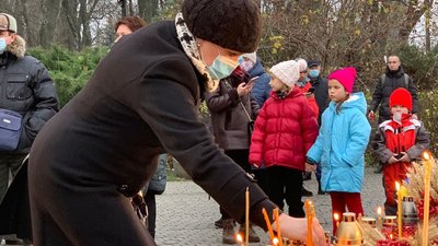 Кияни вшанували пам'ять загиблих біля меморіалу жертв Голодоморів