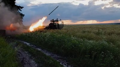 Запуск реактивної системи залпового вогню