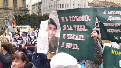 У Львові рідні захисників Маріуполя влаштували ходу, щоб нагадати про полонених У Львові рідні захисників Маріуполя влаштували ходу, щоб нагадати про полонених