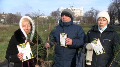 Різдвяну алею з 20-ти ялинок висадили запоріжці у "Парку громади" Різдвяну алею з 20-ти ялинок висадили запоріжці у "Парку громади"
