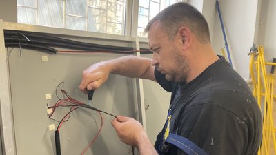 Як у Харкові виготовляють світильники під час знеструмлень