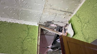 "У всіх кімнатах дірки". Наслідки одного з обстрілів Костянтинівки, де ракета пробила дах будинку "У всіх кімнатах дірки". Наслідки одного з обстрілів Костянтинівки, де ракета пробила дах будинку