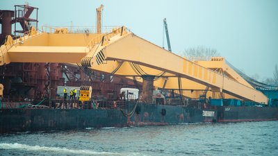 Для будівництва мостів до Запоріжжя прибув плавучий кран Lifting Chart LK-800 Для будівництва мостів до Запоріжжя прибув плавучий кран Lifting Chart LK-800
