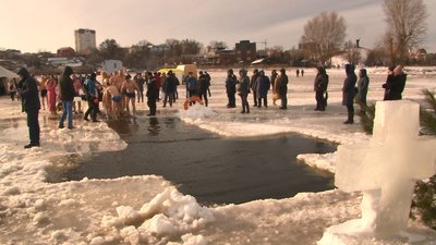 Пірнали, грілися в наметах і їли кашу: як святкували Водохреще у Черкасах Пірнали, грілися в наметах і їли кашу: як святкували Водохреще у Черкасах