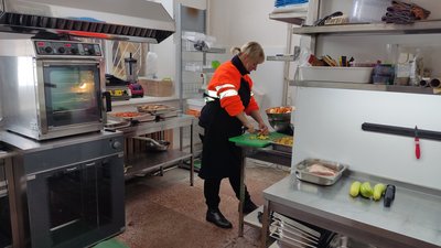 "Нікому не відмовляємо": у Полтаві готують безплатні обіди для військових та переселенців