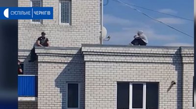 У Чернігові патрульні врятували хлопця, який хотів стрибнути з 10-поверхівки