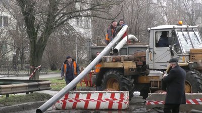 У Херсоні ремонтують колектор: жителі незадоволені обмеженням руху транспорту У Херсоні ремонтують колектор: жителі незадоволені обмеженням руху транспорту