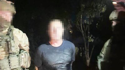 Підозрюють у сутенерстві: у Житомирі затримали та оголосили підозру місцевому таксисту