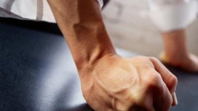 Франківські патрульні допомогли врятувати життя пораненому у бійці чоловіку