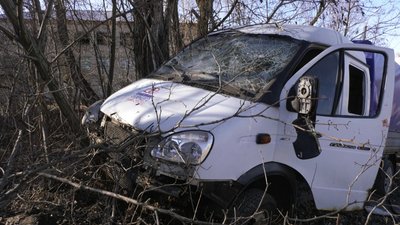 У Чернігові снаряд влучив під машину, яка розвозила містянам воду. Є загиблі та травмовані У Чернігові снаряд влучив під машину, яка розвозила містянам воду. Є загиблі та травмовані
