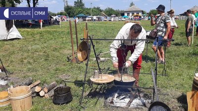 Реконструкція побуту та їжі козаків 17 століття: на Сумщині стартував фестиваль "Козацький родослав" Реконструкція побуту та їжі козаків 17 століття: на Сумщині стартував фестиваль "Козацький родослав"