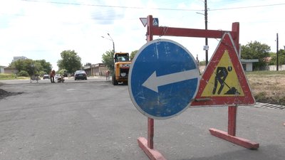 У Харкові після російських обстрілів асфальтують вирви на дорогах