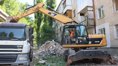 У Миколаєві почали прибирати будівельне сміття, що утворилося через російські обстріли
