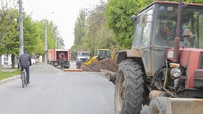 Прорвало трубу австрійських часів. У Чернівцях розрили частину вулиці