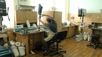 "Найбільша подяка, коли солдати танцюють на них": у Вінниці для військових виготовляють протези камуфляжного фарбування