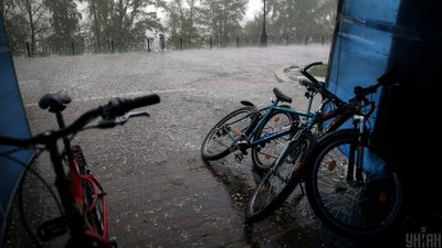 Чоловіка, підозрюваного у викраденні велосипеда в Ужгороді, розшукує поліція