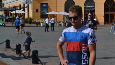 Під час святкування Дня прапора України в Одесі затримали чоловіка в футболці з прапором РФ Під час святкування Дня прапора України в Одесі затримали чоловіка в футболці з прапором РФ