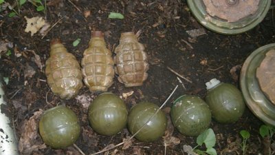 На Луганщині на колишніх позиціях окупантів виявили тайник з боєприпасами На Луганщині на колишніх позиціях окупантів виявили тайник з боєприпасами