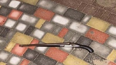 На Херсонщині чоловік стріляв на вулиці у людей і випадково застрелився