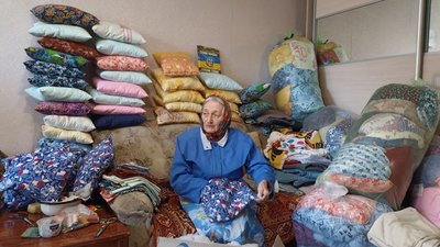 На Житомирщині бабусі пошили півтори тисячі подушок для військових На Житомирщині бабусі пошили півтори тисячі подушок для військових