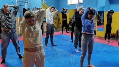 У Луцьку патрульні навчають охочих самообороні