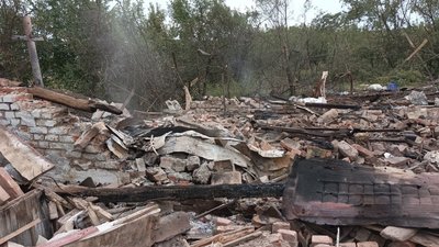 Пошкоджені будинки, згорілі машини, поранена жінка — наслідки обстрілів с. Їздецьке на Сумщині Пошкоджені будинки, згорілі машини, поранена жінка — наслідки обстрілів с. Їздецьке на Сумщині