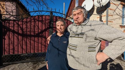 Мешканці Великої Писарівки розповіли, як живуть під російськими обстрілами Мешканці Великої Писарівки розповіли, як живуть під російськими обстрілами