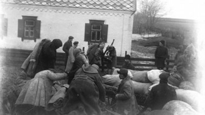 Розкуркулювання селянина Масюка у селі Удачне Донецької області. 1934 рік. Світлину зробив місцевий фотоаматор Марк Залізняк Розкуркулювання селянина Масюка у селі Удачне Донецької області. 1934 рік. Світлину зробив місцевий фотоаматор Марк Залізняк
