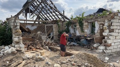 Багатодітний батько з Миколаївщини відновлює зруйнований будинок для своєї родини