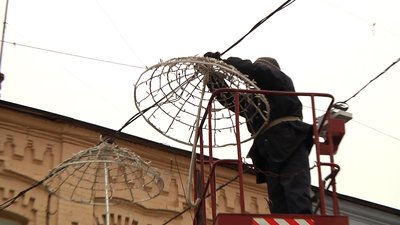 У Житомирі почали прикрашати місто до новорічних свят