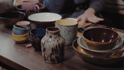 Створює керамічний посуд, прикраси та музичні інструменти. Катя Гєза Створює керамічний посуд, прикраси та музичні інструменти. Катя Гєза