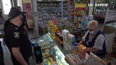 Поліцейські перевірили дотримання карантинних норм одного з ринків Харкова Поліцейські перевірили дотримання карантинних норм одного з ринків Харкова