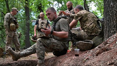 Українські артилеристи відпочивають на позиціях під Авдіївкою