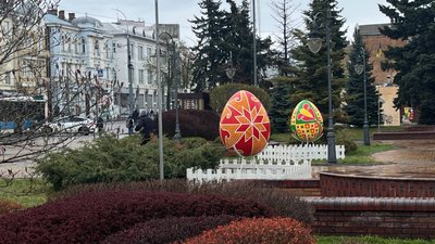 У Вінниці встановили велетенські писанки