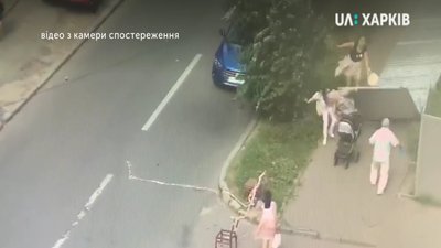 У Харкові паркан впав на жінку з дитиною. Відео
