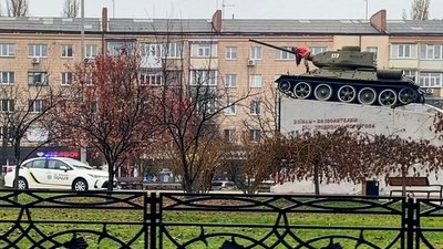 Людина вилізла на танк на "Кругу" у Чернігові та поліцейська машина