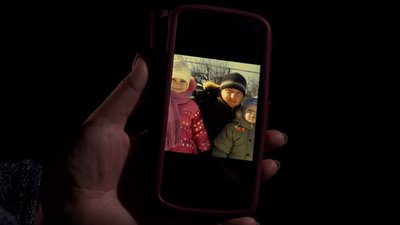 Олена Сугак показує фото сина Руслана з його дітьми. Чоловік зник безвісти у 2014 році під час виходу з Іловайська Олена Сугак показує фото сина Руслана з його дітьми. Чоловік зник безвісти у 2014 році під час виходу з Іловайська